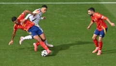 Dani Carvajal (re.) will Rodri (li.) nach Madrid lotsen. (Bild: AFP/MIGUEL MEDINA)