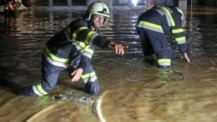 Die Feuerwehr war in der Nacht im Dauereinsatz (Bild: Thomas Zeiler)