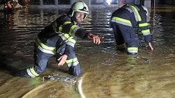 Die Feuerwehr war in der Nacht im Dauereinsatz (Bild: Thomas Zeiler)