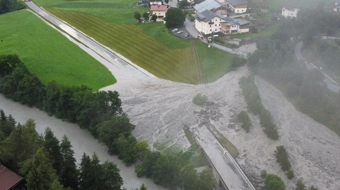 Eine Mure verlegte die Reschenstraße bei Tösens (Tirol).
