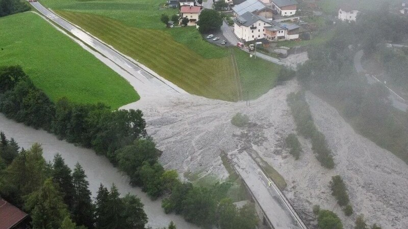 Eine Mure verlegte die Reschenstraße bei Tösens (Tirol). (Bild: Hans-Peter Neururer )