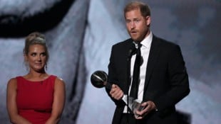 Ein emotionaler Abend für Harry: Der Prinz wurde nach heftiger Kritik in Los Angeles mit dem „Pat Tillman Award“ ausgezeichnet – und war zeitweise den Tränen nahe. (Bild: APA/AP Photo/Mark J. Terrill)