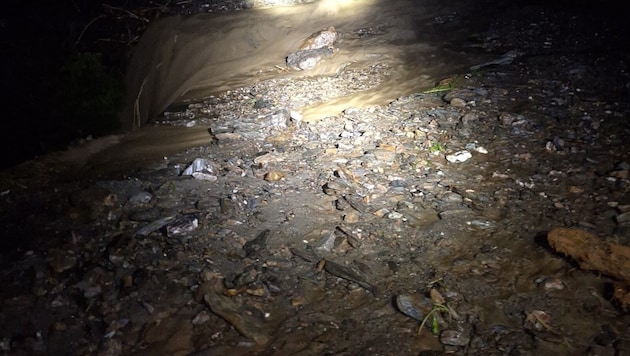 15 people are cut off from the outside world after a mudslide. (Bild: FF Fügen)