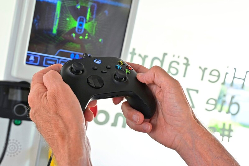 Mit Joystick kann der Bus gesteuert werden. (Bild: Evelyn Hronek)