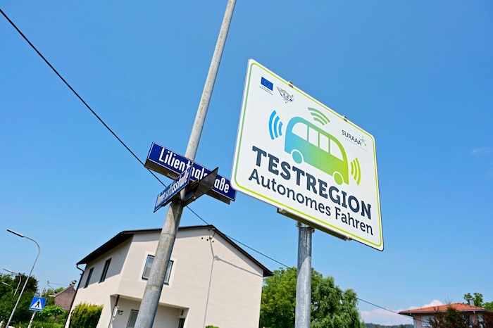 The buses are on the road in the test region to the west of Klagenfurt.