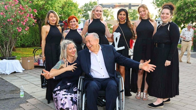 He canceled the Salzburg Festival, but was determined to come to Mörbisch: Richard Lugner with wife Simone and petting zoo (Bild: Tuma Alexander/Starpix)