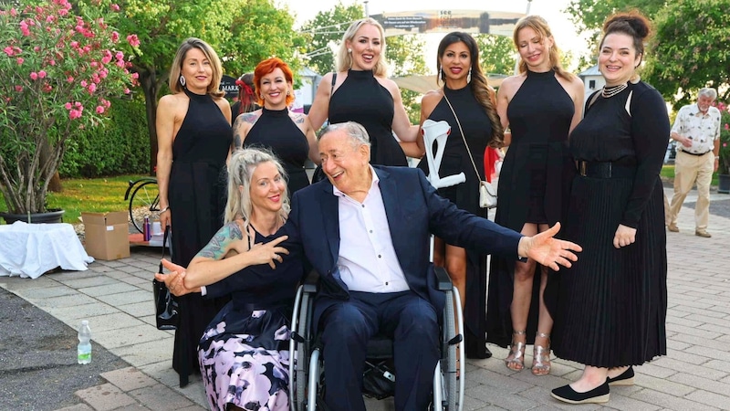 He canceled the Salzburg Festival, but was determined to come to Mörbisch: Richard Lugner with his wife Simone and petting zoo. (Bild: Tuma Alexander/Starpix)