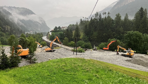 Nach einem Murenabgang auf die B 180 Reschenstraße und die danebenliegende Oberinntalstraße mussten beide Verbindungen gesperrt werden.  (Bild: Land Tirol)