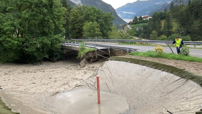 An der L65 Oberinntalstraße wurde das Widerlager einer Brücke unterspült.
