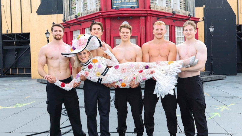 Eliza and the strong men: Anna Rosa Döller with her strong colleagues shortly before the "My Fair Lady" premiere (Bild: Tuma Alexander/Starpix)