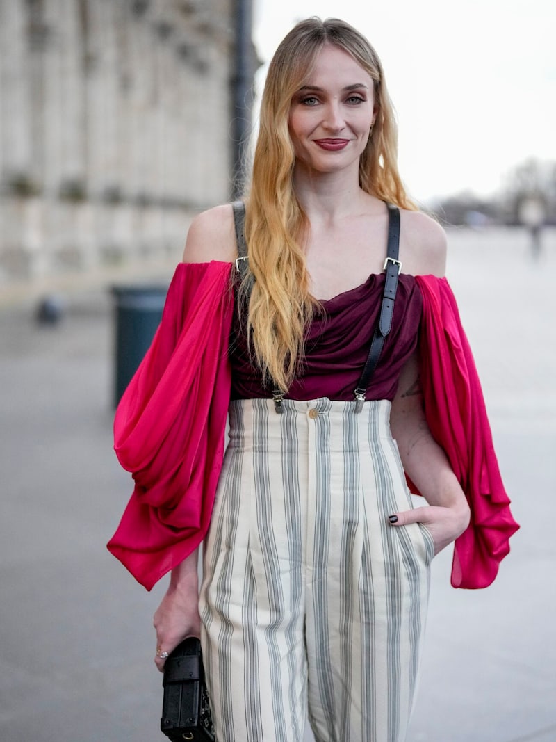 Sophie Turner at the Louis Vuitton show in Paris in March (Bild: picturedesk.com/Scott A Garfitt / AP)