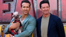 Ryan Reynolds, Hugh Jackman und „Dogpool“ (Bild: APA/AFP/JUSTIN TALLIS)