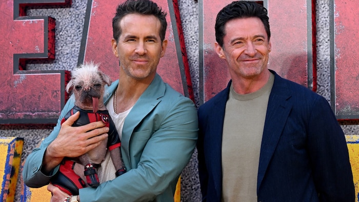 Ryan Reynolds und Hugh Jackman posieren mit „Peggy“ alias „Dogpool“