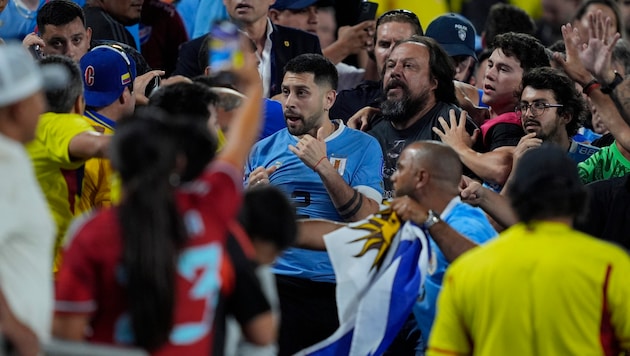 Uruguay captain Jose Maria Gimenez in intense discussions with fans (Bild: Associated Press)