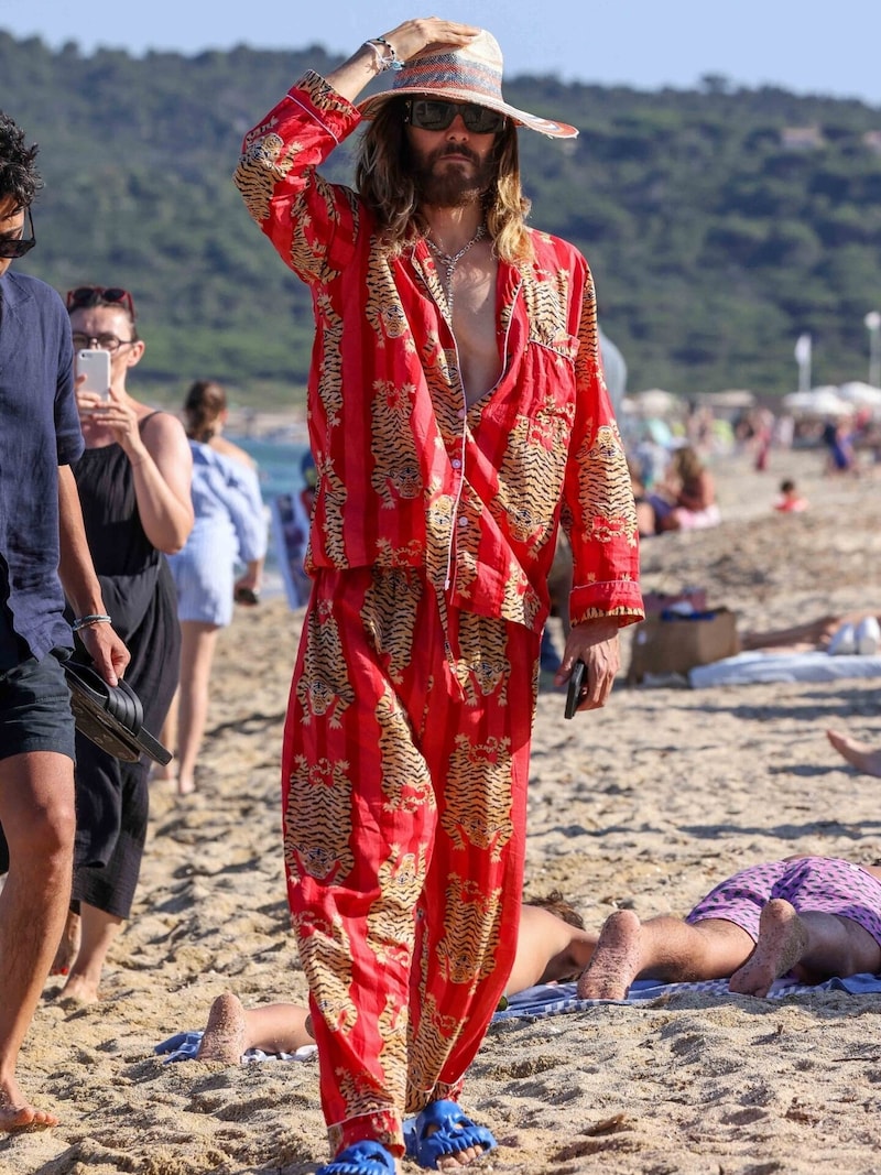 Jared Leto ging im Seidenpyjama in Saint-Tropez in einen angesagten Beach-Club. (Bild: Photo Press Service)