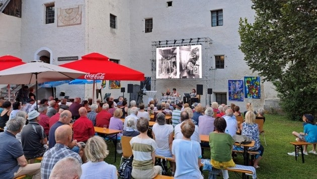 Lesungen von Lyrik und aus der Biographie, Musik und die Idylle im Schlossgarten von Möderndorf lockte am Donnerstag, 11.Juli, ins Gailtal. (Bild: Christina Natascha Kogler)