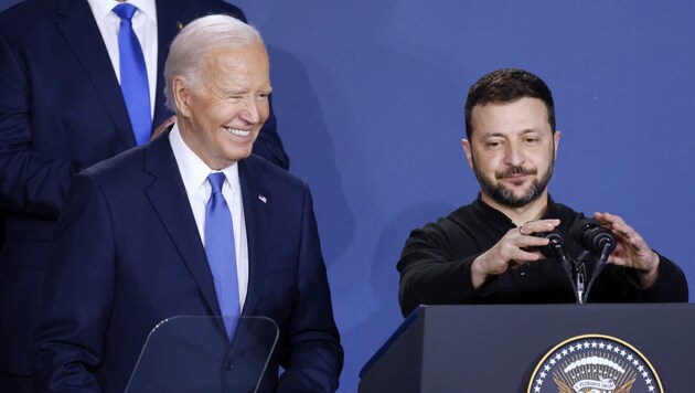 US President Joe Biden (left) and his Ukrainian counterpart in good spirits at the NATO summit (Bild: AFP/Ludovic Marin)