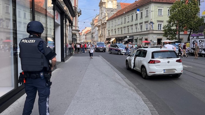 The city center of Graz was cordoned off on Friday afternoon, countless emergency services ...