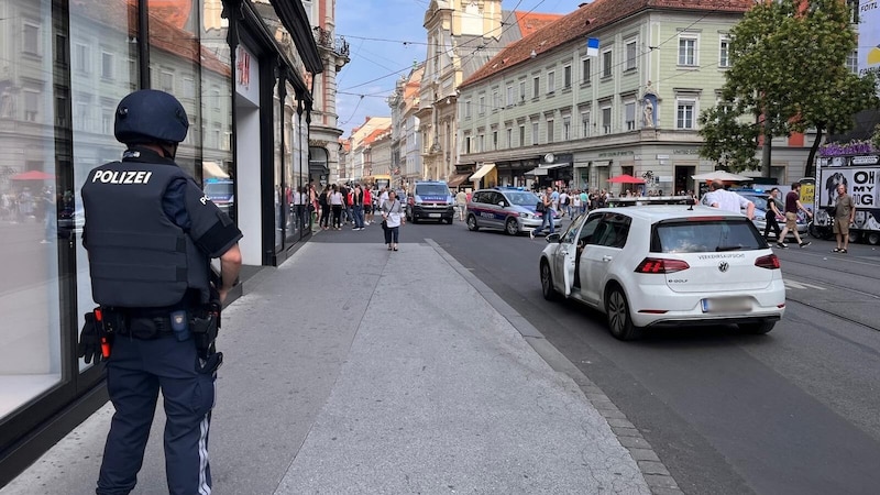 The city center of Graz was cordoned off on Friday afternoon, countless emergency services including Cobra and helicopters were deployed. (Bild: Barbara Winkler, Krone KREATIV)