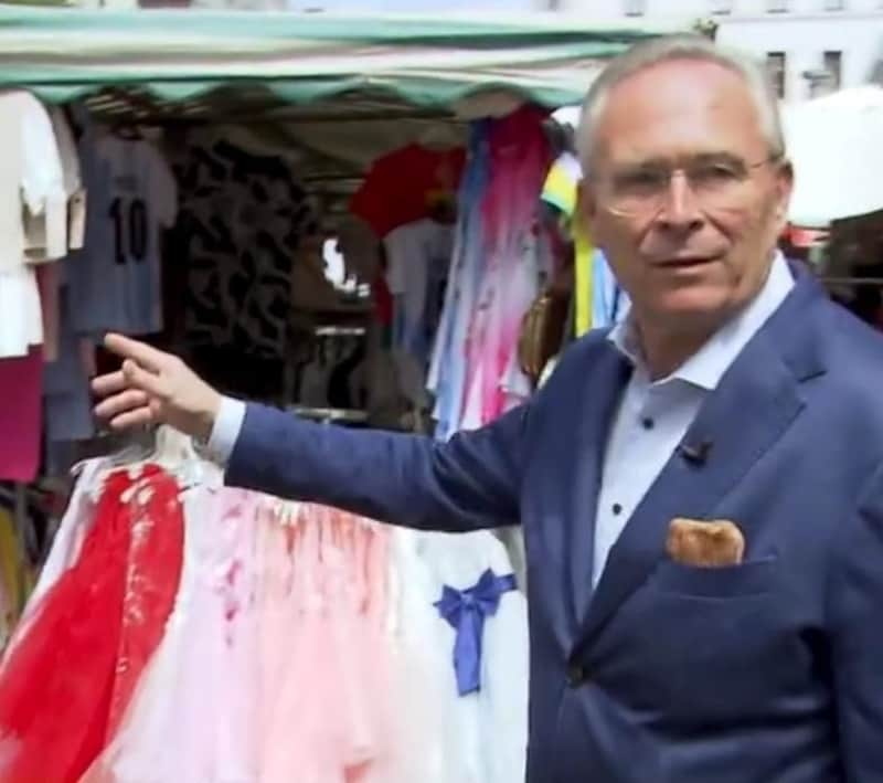 Vienna's ÖVP leader Karl Mahrer on his security tour through the hotspot district of Favoriten in the "Report" segment. (Bild: TVthek/ Screenshot)