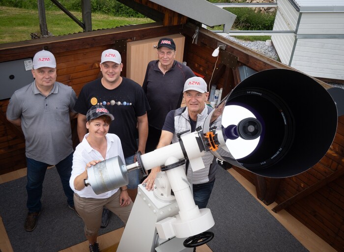The team at Martinsberg Observatory led by star hunter Michael Jäger (right) is looking forward ...