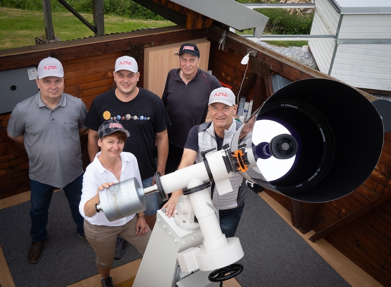 The team at Martinsberg Observatory led by star hunter Michael Jäger (right) is looking forward to a great astronomical evening. (Bild: Schindler Klaus/Klaus Schindler)