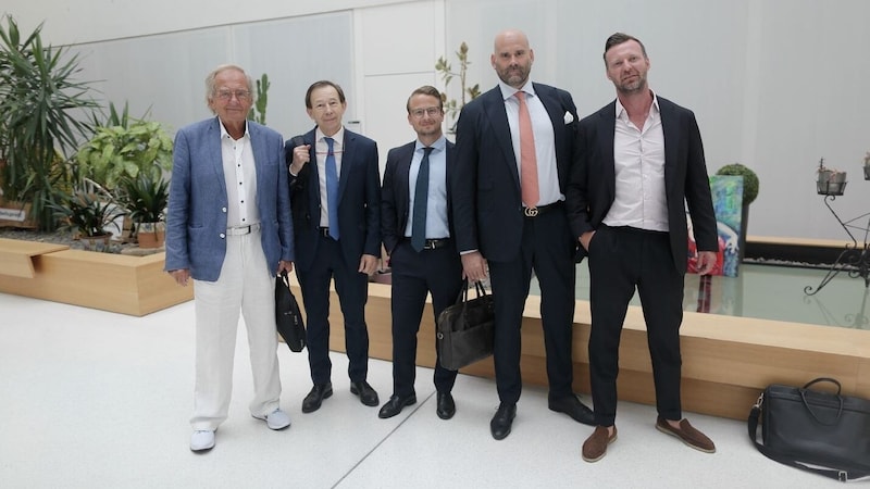 Die Wiener Anwaltsprominenz im Landesgericht Korneuburg (v.l.n.r.): Peter Philipp, Rudolf Mayer, Dominik Wild, Klaus Ainedter und Philipp Wolm (Bild: Bartel Gerhard/Gerhard Bartel)