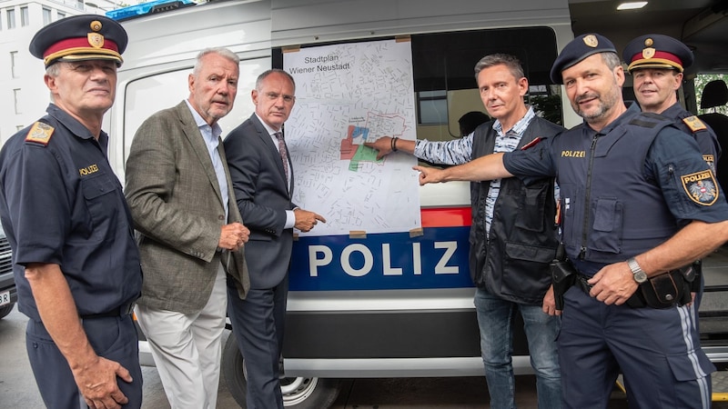 Landespolizeichef Franz Popp, Stadtchef Klaus Schneeberger und Ministeriumschef Gerhrad Karner & Co. waren bei den ersten Kontrollen in Wiener Neustadt dabei. (Bild: Seebacher Doris)