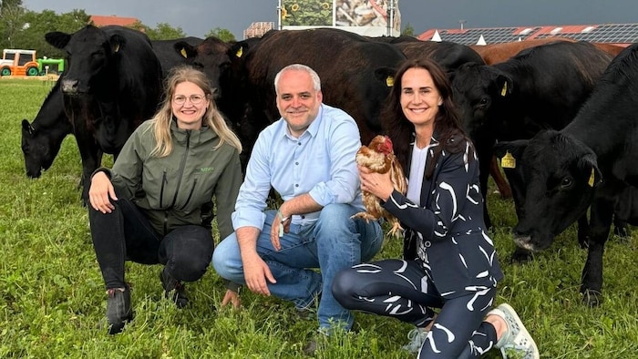 Elisabeth Winkler und Geschäftsführer Matthias Grün von „Pannatura“ zeigen Maggie Entenfellner ...