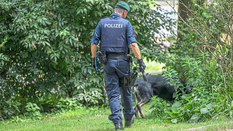 Bereits am Freitag setzte die Polizei eine Schwerpunktaktion, auch mit Drogen-Spürhunden, im Volksgarten. (Bild: Juergen Fuchs)