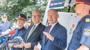 Innenminister Gerhard Karner (2. v. re.),  Landeshauptmann Christopher Drexler (3. v. re.) und Landespolizeidirektor Gerald Ortner (4. v. re.) und der Grazer Stadtpolizeikommandant Thomas Heiland (1. v. re) verkündeten am Freitag die Wiedereinführung einer Schutzzone im Grazer Volksgarten. (Bild: Juergen Fuchs)