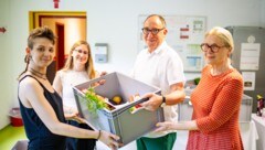 Johannes Rauch und Samariterbund Wien-Präsidentin Susanne Drapalik (re.) samt Projekt-Team bei der Übergabe des „Samariter Kisterl“. (Bild: BMSGPK/Dorfegger )