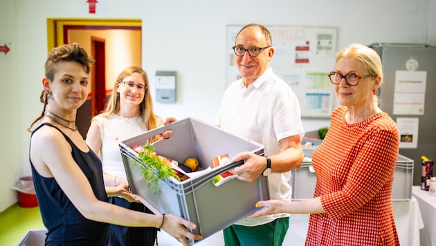 Johannes Rauch und Samariterbund Wien-Präsidentin Susanne Drapalik (re.) samt Projekt-Team bei der Übergabe des „Samariter Kisterl“. (Bild: BMSGPK/Dorfegger )