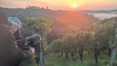 Kameramann Erhard Seidl dreht einen Sonnenaufgang im südsteirischen Weinland. (Bild: ORF)