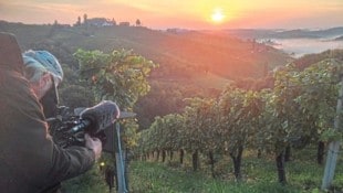 Kameramann Erhard Seidl dreht einen Sonnenaufgang im südsteirischen Weinland. (Bild: ORF)