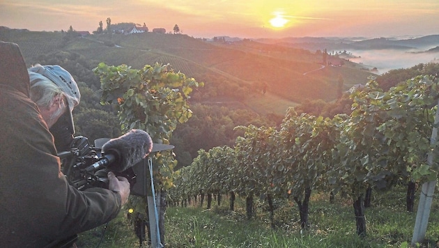 Kameramann Erhard Seidl dreht einen Sonnenaufgang im südsteirischen Weinland. (Bild: ORF)