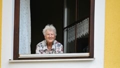 Gertrud Kinz sah aus ihrem Fenster des Freistädter Bahnhofsgebäudes schon viel Züge kommen und abfahren.  (Bild: Wenzel Markus)