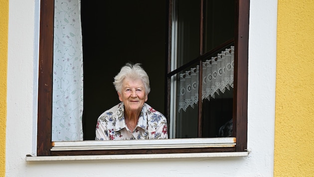 Gertrud Kinz sah aus ihrem Fenster des Freistädter Bahnhofsgebäudes schon viel Züge kommen und abfahren.  (Bild: Wenzel Markus)