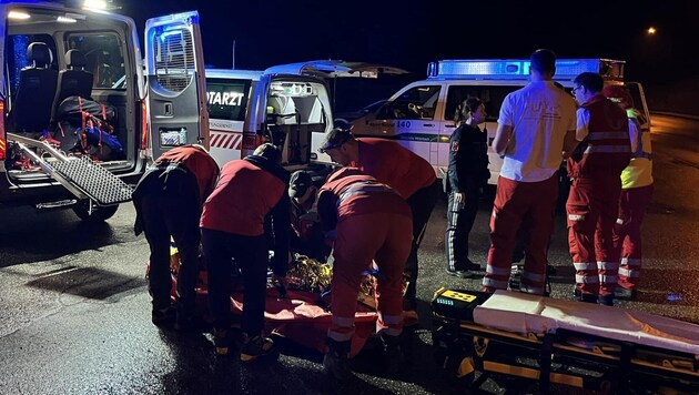 Eine Frau kam nach einem Spaziergang nicht nach Hause. Erst um 3 Uhr früh wurde sie von der Bergrettung Annaberg gefunden. (Bild: Bergrettung Mitterbach)