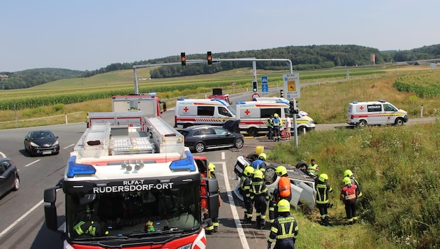 S7-Zubringer: Aus ungeklärter Ursache stießen zwei Pkw zusammen, wobei ein Fahrzeug auf dem Dach landete. (Bild: BFKDO-JE/Martin Ernst)