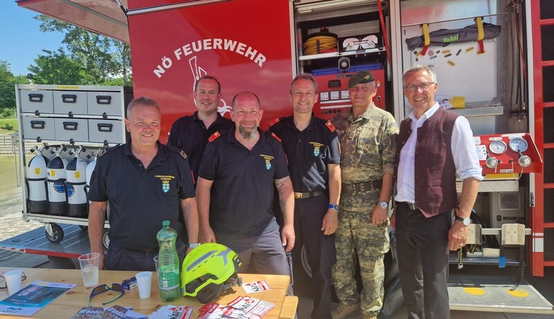 Auch beim Tag der offenen Tür bei den Melker Pionieren tauchten die Floriani- Froschmänner auf. (Bild: NÖ Feuerwehrtauchdienst)