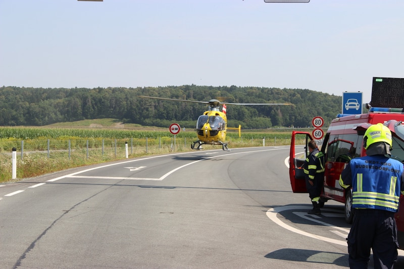 Der Notarzthubschrauber C16 brachte eine schwer verletzte Person in die Klinik Oberwart. (Bild: Martin Ernst)