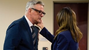 Auch am Donnerstag erschien ein sichtlich geknickter Alec Baldwin wieder mit Ehefrau Hilaria vor ...