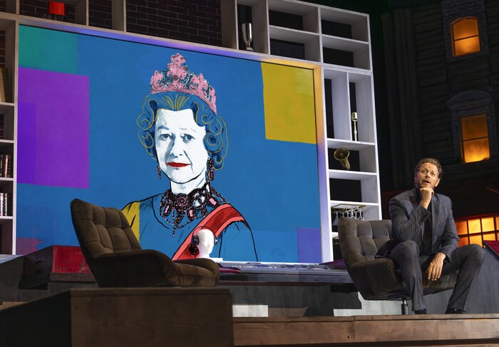 Mark Seibert als Higgins in seinem Londoner Loft