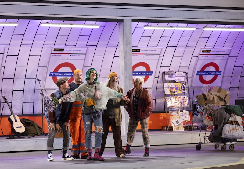 Anna Rosa Döller als Eliza in der Londoner U-Bahn (Bild: Seefestspiele Mörbisch/kurtpinter.com)