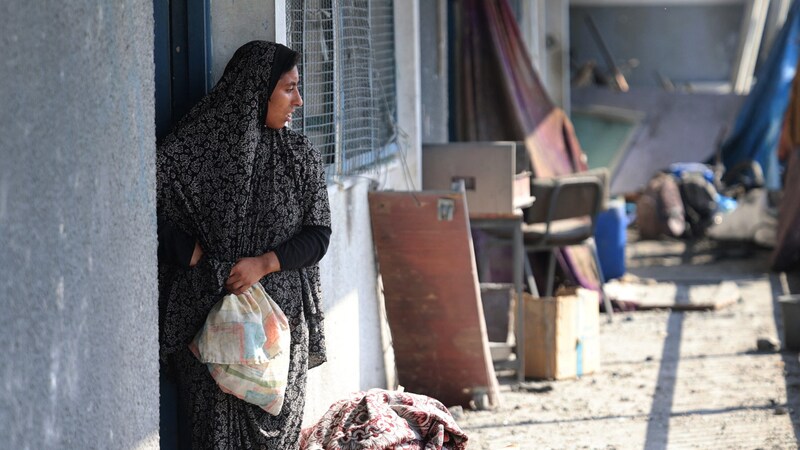 Palestinian woman with her belongings (Bild: AFP/Omar Al-Quattaa)