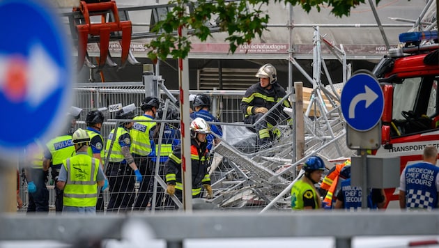 Insgesamt kamen rund ein Dutzend Menschen zu Schaden. (Bild: AFP/Fabrice COFFRINI / AFP)