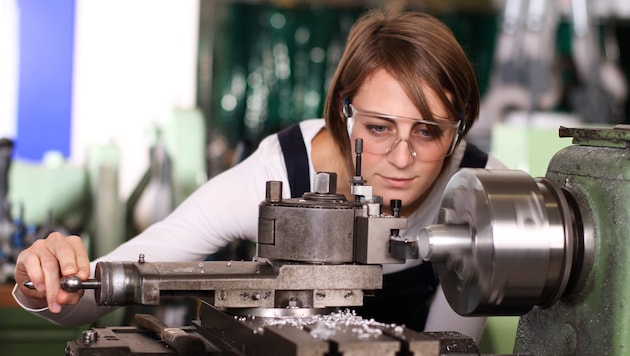 Frauen für Technikberufe zu begeistern, ist eines der Ziele des Vereins. Die Gehälter seien hier meistens höher. (Bild: ehrenberg-bilder - stock.adobe.com)