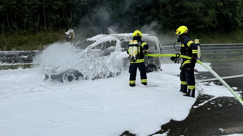 The fire was extinguished with extinguishing foam (Bild: FF Mondsee/Stoxreiter)