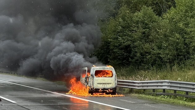 The high-roof station wagon was ablaze (Bild: FF Mondsee/Stoxreiter)